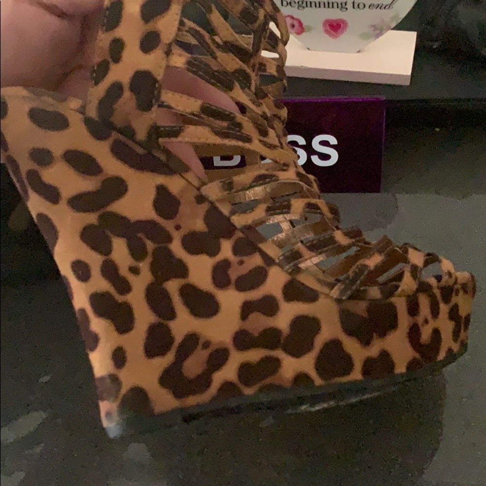 Leopard. Heels - Picture 3 of 3